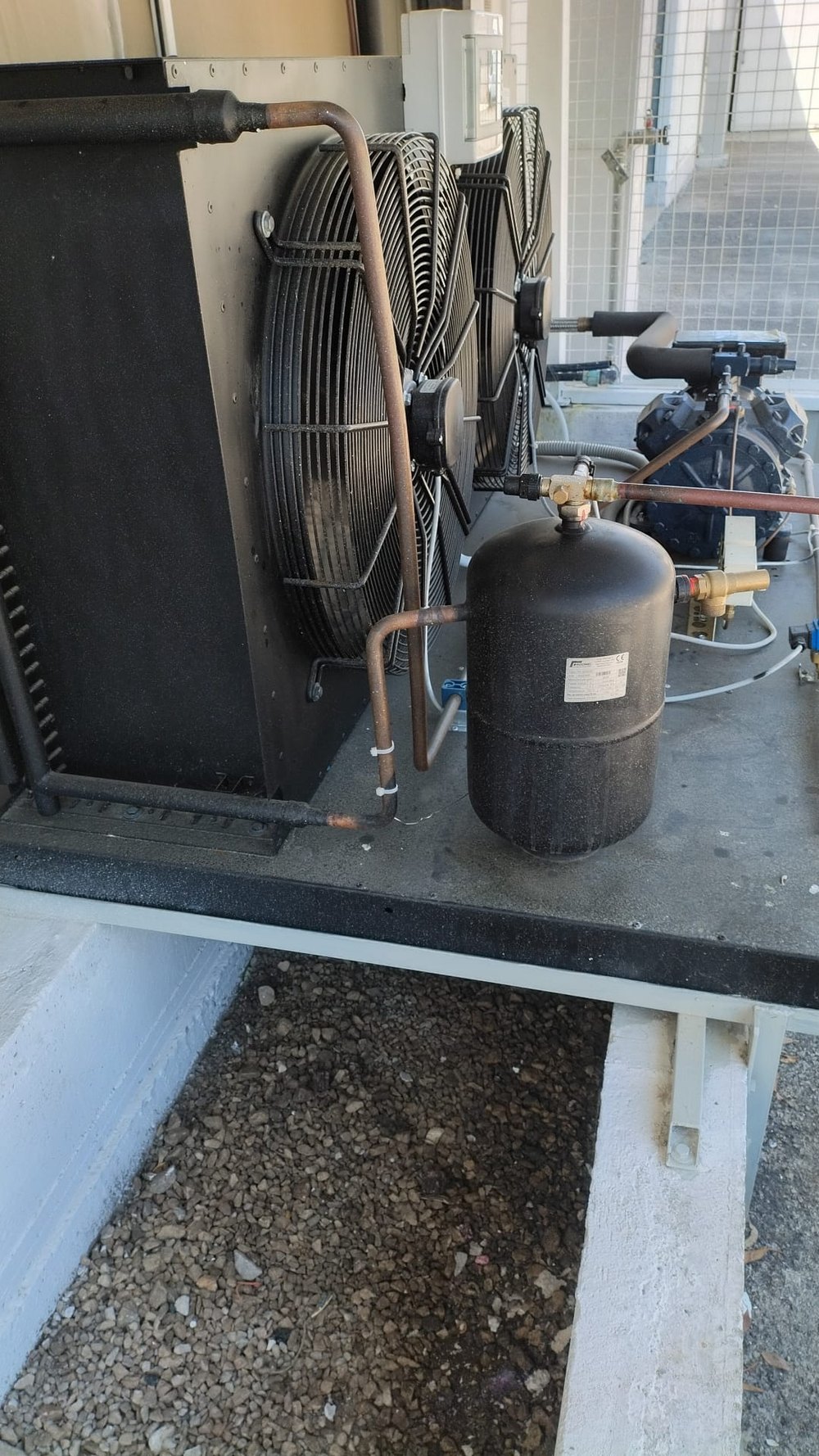 Batteria condensante e ricevitore di liquido su una installazione esterna