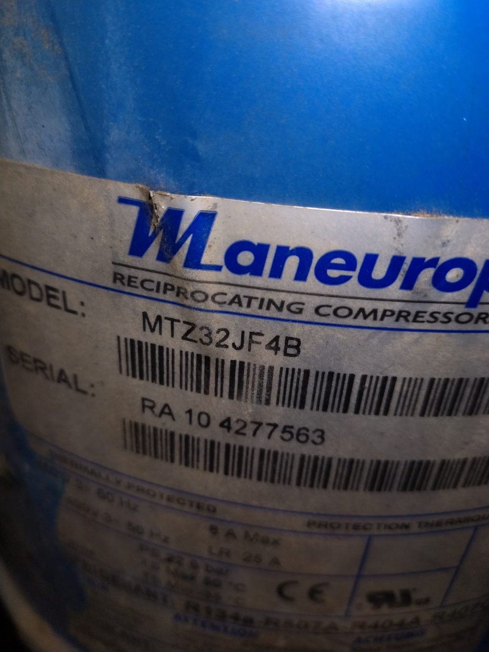 Compressore frigorifero con la targhetta di modello e matricola