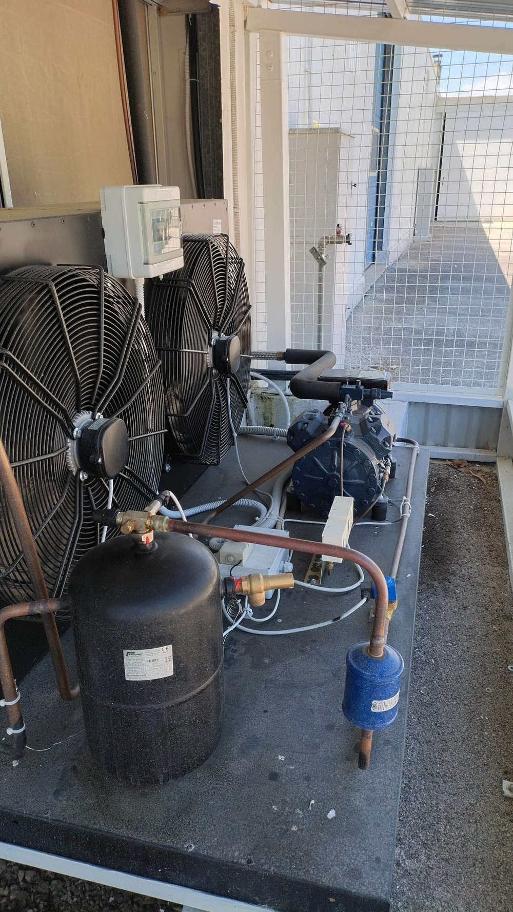 Gruppo condensante esterno con ricevitore di liquido e batteria alettata