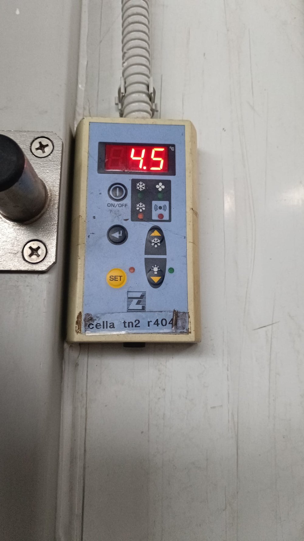 Controllore elettronico a parete che segnala la temperatura di una cella