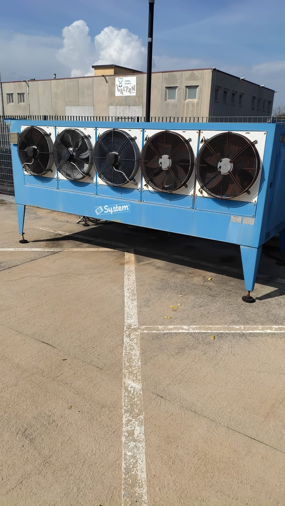 Gruppo condensante a cinque ventole installato all'esterno di uno stabilimento