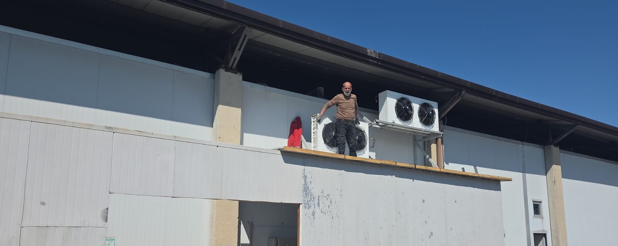 Installazione di aeroevaporatori sulla parete esterna di un capannone