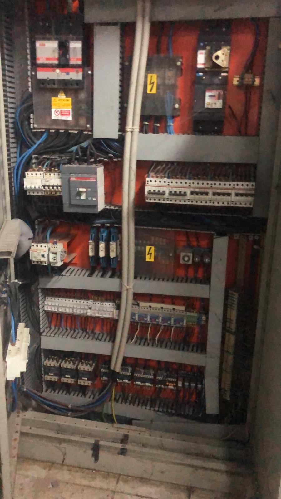 Quadro elettrico aperto durante l'adeguamento di un impianto frigorifero
