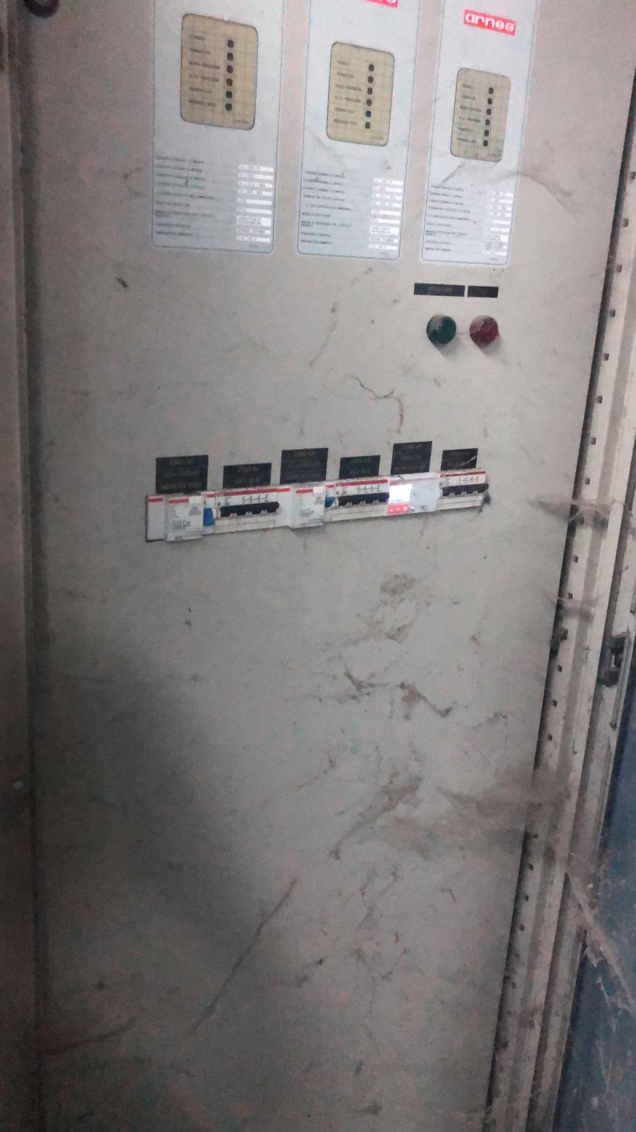 Fronte di un quadro elettrico con le schede di regolazione e le protezioni